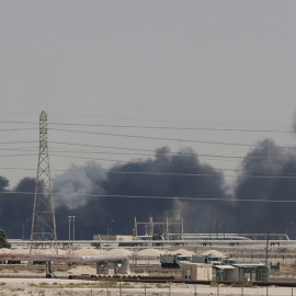 Columnas de humo en las instalaciones de la petrolera Aramco, en la ciudad de Abqaiq (Arabia Saudí). REUTERS / Stringer