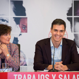El secretario general, Pedro Sánchez y la secretaria de Igualdad, Carmen Calvo, durante la reunión del Consejo Asesor para las Políticas de Igualdad del PSOE, en la sede socialista de Ferraz. EFE/Luca Piergiovanni