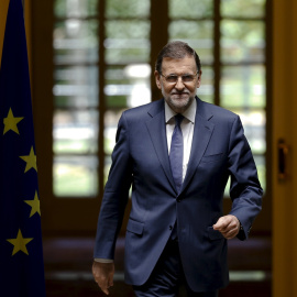 El presidente del Gobierno, Mariano Rajoy, antes de la rueda de prensa del pasado julio, antes de las vacaciones de verano, tras el Consejo de Ministros que aprobó los Presupuestos para 2016. REUTERS/Sergio Perez