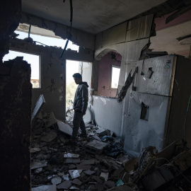 7/2/24 - Un palestino mira el interior de su casa dañada tras los ataques aéreos israelíes nocturnos contra el campo de refugiados de Rafah, en el sur de la Franja de Gaza, a 7 de febrero de 2024