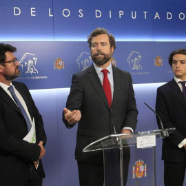 El portavoz de Vox en el Congreso, Iván Espinosa de los Monteros, acompañado de los diputados de Vox Joaquín Robles (i) y José María Figaredo. (FERNANDO ALVARADO | EFE)