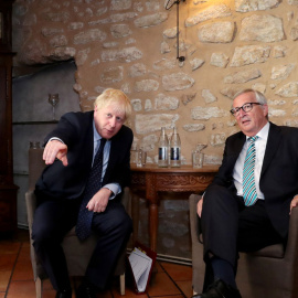 Boris Johnson y Jean-Claude Jucker, en Luxemburgo este lunes. REUTERS/Yves Herman