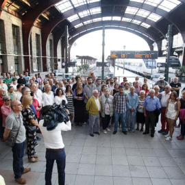 Familiares y amigos de las víctimas del accidente del tren Alvia ocurrido hoy hace tres años, junto a miembros de la corporación municipal del concello de A Coruña entre los que se encuentra el alcalde, Xulio Ferreiro (c), durante el minuto
