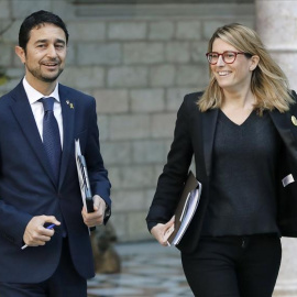 El consejero de Territorio y Sostenibilidad, Damiá Calvet, acompañado por la consejera de la Presidencia, Elsa Artadi, a su legada a la primera reunión del año del Govern. /EFE