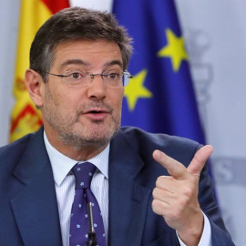 El ministro de Justicia, Rafael Catalá, durante la rueda de prensa que ha dado hoy junto al ministro de Educación y portavoz del Gobierno, Iñígo Méndez de Vigo, posterior al Consejo de Ministros. EFE/ Juan Carlos Hidalgo