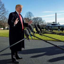 El presidente de EEUU, Donald Trump, hace unas declaraciones a los periodistas en los jardines de la Casa Blanca, tras su regreso de la residencia de Camp David. REUTERS/Joshua Roberts