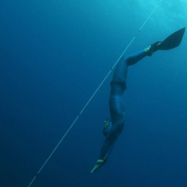 La buceadora Natalia Molchanova, en una de sus inmersiones. REUTERS