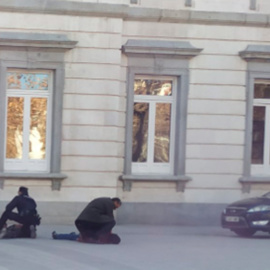 Varios de los jóvenes independentistas durante su detención mientras realizaban una protestas contre el juicio del Procés en el Tribunal Supremo, en Madrid.- ARRAN TERRASA