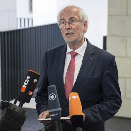 El fiscal federal alemán Harald Range da una rueda de prensa sobre la investigación del blog periodístico 'netzpolitik.org'. EFE/Wolfram Kastl