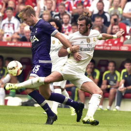 El centrocampista galés del Real Madrid, Gareth Bale lucha por el balón con Eric Dier del Tottenham Hotspur. - EFE