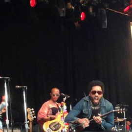 Lenny Kravitz durante su concierto en Estocolmo en el momento en el que se rompen sus ajustados pantalones