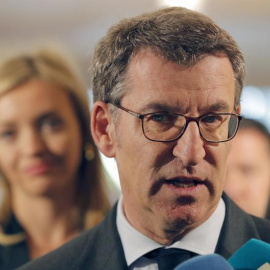 El presidente de la Xunta, Alberto Núñez Feijóo, contesta a las preguntas de los periodistas. (LAVANDEIRA | EFE)