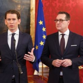 El canciller austriaco,Sebastian Kurz, y el vicecanciller y presidente del partido de ultraderecha FPÖ, Heinz Christian Strache. FLORIAN WIESER (EFE)