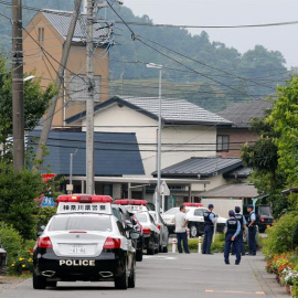 Policías vigilan una vía de acceso al hogar para discapacitados donde un hombre mató esta madrugada a 19 personas e hirió a otras 45 en un apuñalamiento masivo en la localidad de Sagamihara, a las afueras de Tokio. EFE/KIMIMASA MAYAMA