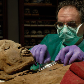 Un microbiólogo toma muestras de tejido de una momia del siglo XVIII en el Museo Húngaro de Historia Natural de Budapest.