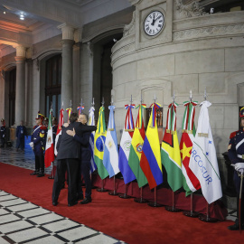 17/07/19 - Macri y Bolsonaro se saludan en la cumbre de Jefes de Estado de Mercosur organizada en Santa Fe (Argentina), el pasado mes de julio. ISAC NÓBREGA/ PR