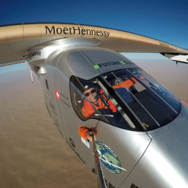 El piloto Piccard se hace un selfie a bordo del Solar Impulse II. REUTERS