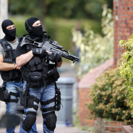 Miembros de las fuerzas especiales francesas de la Brigada de Intervención y Búsqueda (BRI) tras la toma de rehenes en la iglesia de Saint-Etienne-du-Rouvray. REUTERS/Pascal Rossignol