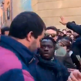 Captura del momento en el que el vendedor ambulante se acerca al vicepresidente italiano Matteo Salvini.-