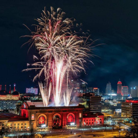 Fuegos artificiales en Kansas después de la victoria de Kansas City Chief en la Super Bowl.