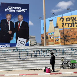 16/09/2019 - Un judío ortodoxo mira un cartel de la campaña que muestra al primer ministro israelí Benjamin Netanyahu y al presidente estadounidense, Donald Trump. / REUTERS - AMMAR AWAD