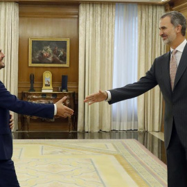 El rey Felipe VI saluda al líder de Izquierda Unida y diputado de Unidas Podemos, Alberto Garzón, en el Palacio de la Zarzuela. EFE/Ballesteros POOL