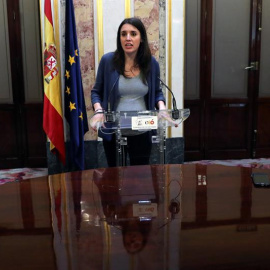31/05/2018.- La portavoz de Podemos en el Congreso Irene Montero, en rueda de prensa en el Escritorio en la primera jornada de la moción de censura presentada por su partido contra el presidente del Gobierno, Mariano Rajoy. EFE/ JJ Guillén