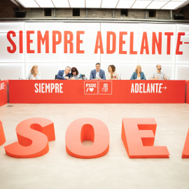 Pedro Sánchez y otros dirigentes del PSOE, este lunes en la reunión de la Ejecutiva en Ferraz.