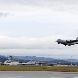 C-130 Hercules aterrizando. Foto de archivo.