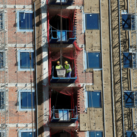 Bloque de viviendas en construcción en Barcelona.  REUTERS/Albert Gea