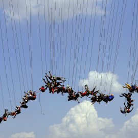Personas saltan desde un puente en Brasil. REUTERS/Paulo Whitaker