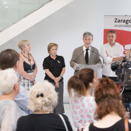 El alcalde de Zaragoza, Pedro Santisteve; el concejal de Economía y Cultura, Fernando Rivarés; las concejalas del PSOE y de Cha, Lola Campos y Leticia Crespo, y representantes de asociaciones memorialistas, en la presentación de la oficina.