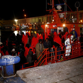 Un grupo de migrantes llega al puerto de Málaga. (JON NAZCA | REUTERS)