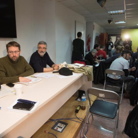 Mireia Boya (i), Vidal Aragonés (c) y Carles Riera (d) durante la reunión del consejo político de la CUP celebrado hoy en Barcelona para valorar la propuesta de acuerdo de JxCat y ERC para desbloquear la legislatura en Cataluña (Marta Perez
