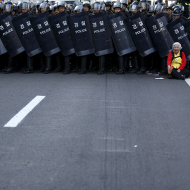 Una manifestante grita ante una barricada de policías, durante una manifestación en el centro de Seúl. /KIM HONG-JI (REUTERS)