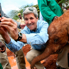 El secretario de Estado de EEUU, John Kerry, se hace un selfie con un bebé de elefante, en Nairobi (Kenia).- ANDREW HARNIK (REUTERS)