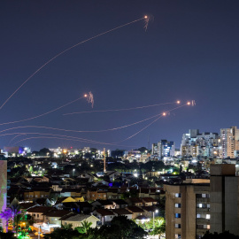 El sistema antimisiles Cúpula de Hierro de Israel intercepta cohetes lanzados desde la Franja de Gaza