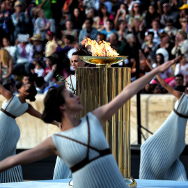 Sacerdotisas bailan alrededor de la llama olímpica durante la ceremonia de relevo en el Estadio Panathinaiko en Atenas. ARIS MESSINIS / AFP