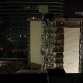 Derrumban con una explosión controlada los restos del edificio colapsado en Miami
