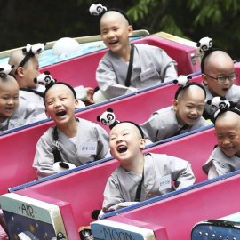 Jóvenes monjes budistas disfrutan de una atracción en un parque de atracciones en Seúl, Corea del Sur. EFE/Yonhap