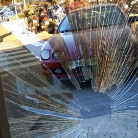 Un conductor ha empotrado su coche contra la puerta de las instalaciones de TV3.- @COROGEMMA