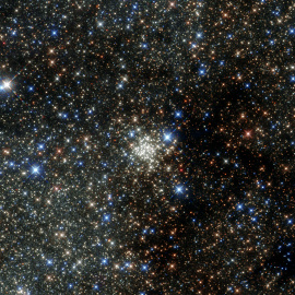 Imagen captada por el telescopio Hubble, del cúmulo del Arco. El lugar más abarrotado de la Vía Láctea, con unas 10.000 estrellas en un espacio como el que hay entre el Sol y su vecina más cercana.- NASA