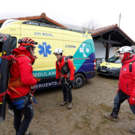 El equipo de rescate busca a los ocupantes de la avioneta siniestrada. (JUAN HERRERO | EFE)