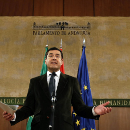 El líder del PP-A, Juanma Moreno, durante su comparecencia en el Parlamento de Andalucía en Sevilla tras firmar los acuerdos con Cs y Vox para su investidura como próximo presidente de la Junta de Andalucía. EFE/Jose Manuel Vidal.