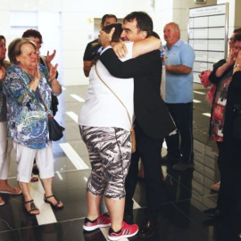 La madre de Julen, el niño asesinado en 2011, se abraza a su abogado tras el veredicto el juicio contra su exmarido. /EFE