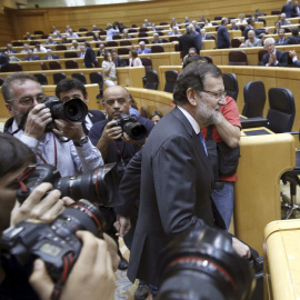 El presidente del Gobierno, Mariano Rajoy, ocupa su escaño a su llegada al pleno del Senado. EFE/Kiko Huesca