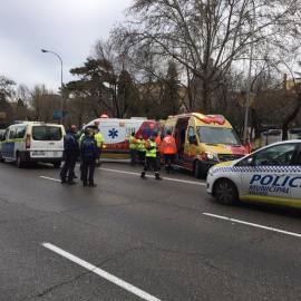 Los servicios de emergencias atienden al participante en la Carrera de los Bomberos, en Madrid. TWITTER Emergencias Madrid