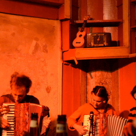 Actuació del grup Radio Fanjul al desaaregut espai cultural El Arco de la Virgen, al barri del Raval de Barcelona. El Arco de la Virgen.