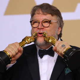 El director mexicano Guillermo del Toro posa con sus dos Oscar, por la mejor dirección y mejor película por 'La forma del agua', tras la gala de los premios de Hollywood REUTERS/Mike Blake