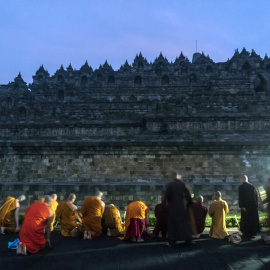 Monjes budistas de varios países asiáticos se reúnen para rezar en el templo de Borobudur en Magelang, Java Central, durante una peregrinación en vísperas del Día de Vesak.SURYO WIBOWO / AFP